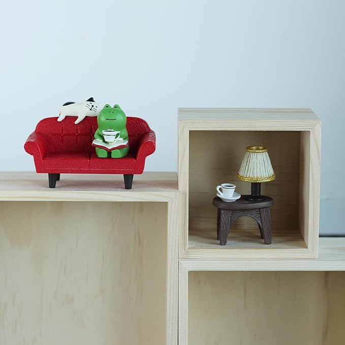 Mevodeata Cute Mini Frog Figurine with Small Sofa and Lamp Table Resin Frog Figure for Office Decor (Red Long Sofa)