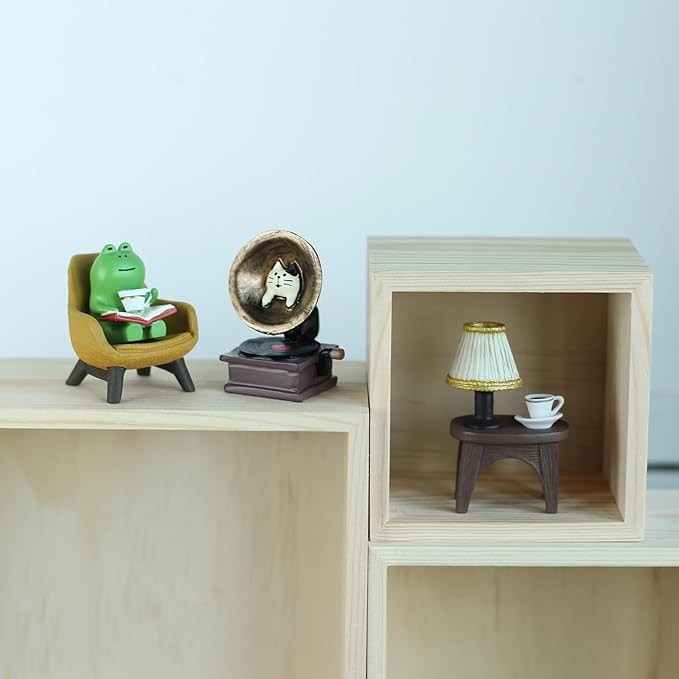 Mevodeata Cute Mini Frog Figurine with Small Sofa Resin Frog Figure for Office Home Decor - Cute Frog Gift for Frog Lovers