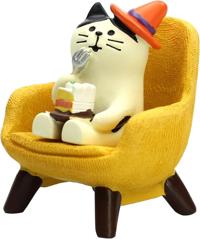 RAQWI Cute Kitten Figurine Eating Cake on Yellow Sofa, Mini Resin Cat Statue for Office Desk & Home Decoration, Adorable Easter Spring Gift for Cat Lovers, Women, Friends