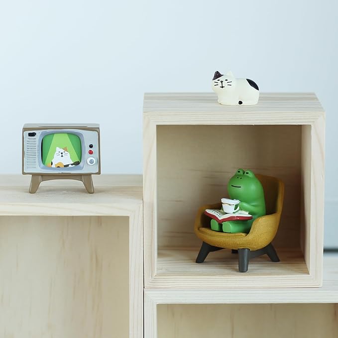 Mevodeata Cute Mini Frog and Cat Figurine with Small Sofa and TV Resin Figure for Office Home Decor Perfect Cute Frog Gift and Cat Gift