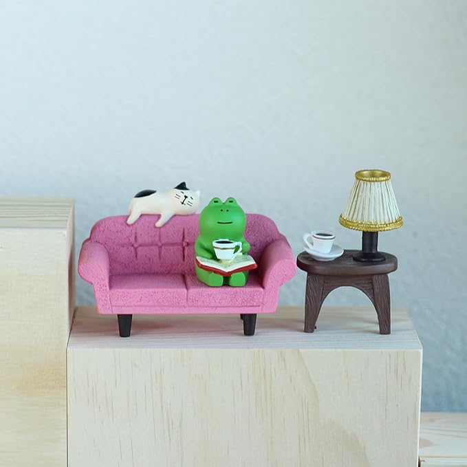 Mevodeata Cute Mini Frog Figurine with Small Sofa and Lamp Table Resin Figure for Office Home Decor for Frog Lovers (Pink Sofa)