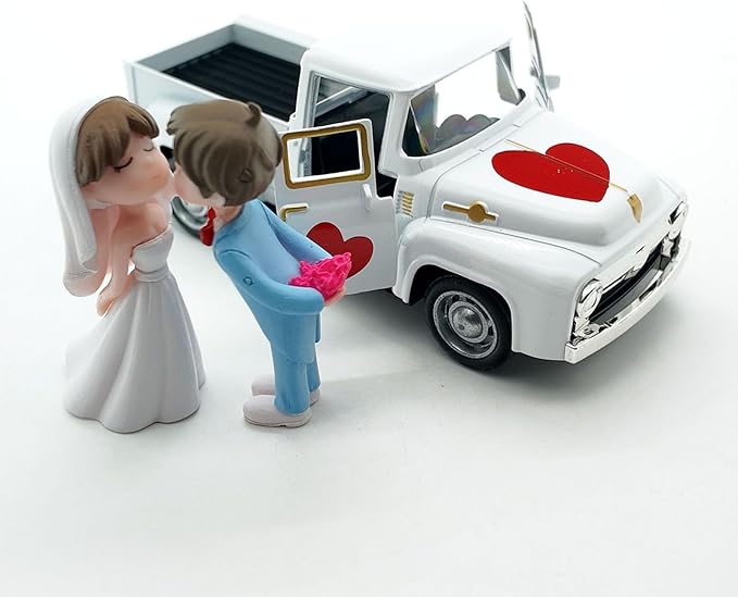 Alloy Retro Car Decors Antique Truck Model with Couple Figurines for Weddings Party Centerpieces and Home Shelf Display Couple Figurine Home Decors