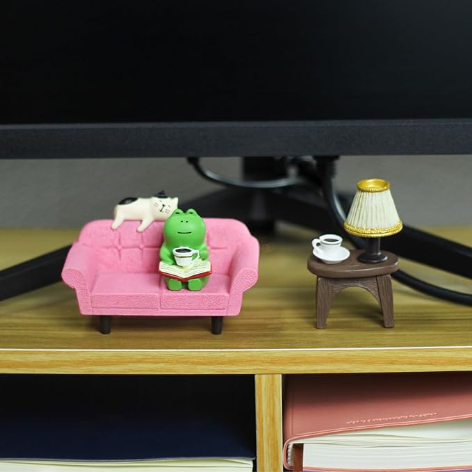 Mevodeata Cute Mini Frog Figurine with Small Sofa and Lamp Table Resin Figure for Office Home Decor for Frog Lovers (Pink Sofa)