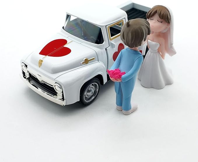 Alloy Retro Car Decors Antique Truck Model with Couple Figurines for Weddings Party Centerpieces and Home Shelf Display Couple Figurine Home Decors