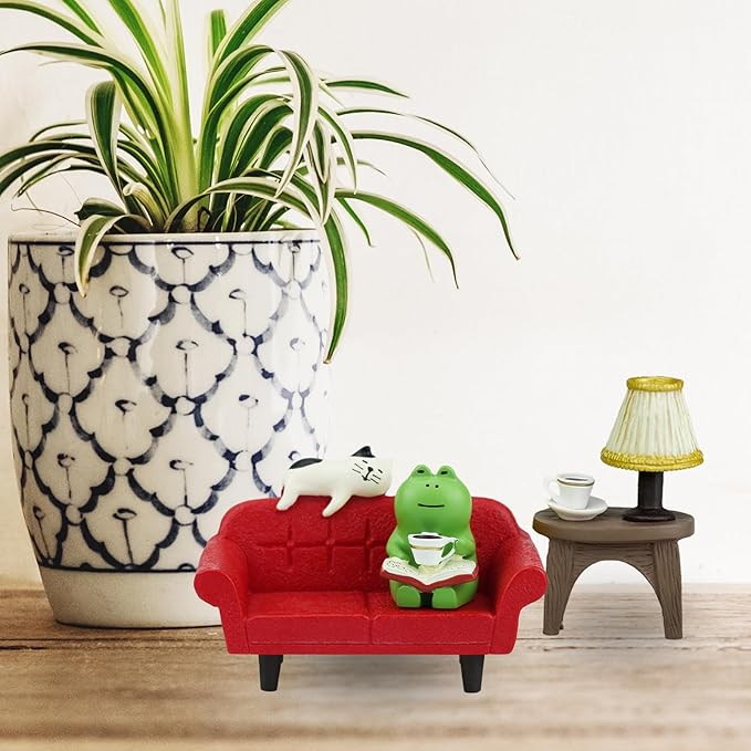 Mevodeata Cute Mini Frog Figurine with Small Sofa and Lamp Table Resin Frog Figure for Office Decor (Red Long Sofa)