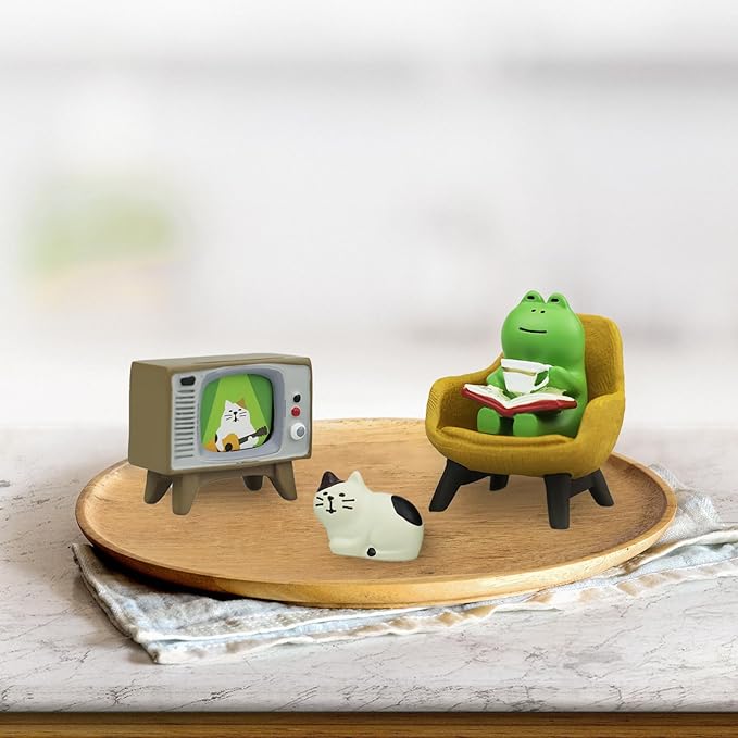 Mevodeata Cute Mini Frog and Cat Figurine with Small Sofa and TV Resin Figure for Office Home Decor Perfect Cute Frog Gift and Cat Gift