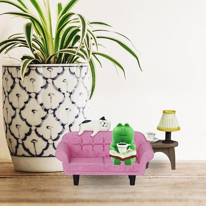 Mevodeata Cute Mini Frog Figurine with Small Sofa and Lamp Table Resin Figure for Office Home Decor for Frog Lovers (Pink Sofa)