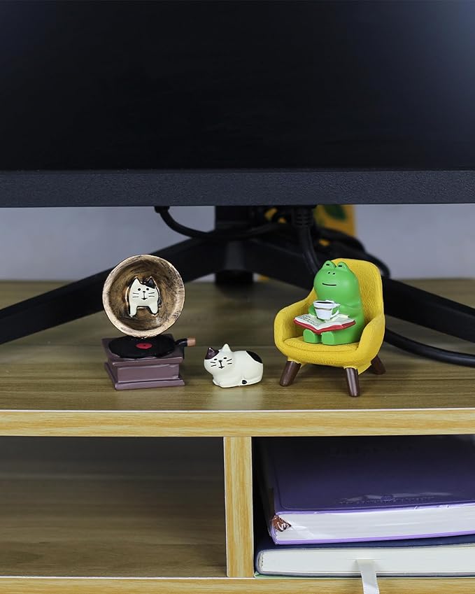 Mevodeata Cute Mini Frog Figurine with Small Sofa Resin Frog Figure for Office Home Decor - Cute Frog Gift for Frog Lovers