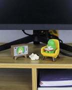 Mevodeata Cute Mini Frog and Cat Figurine with Small Sofa and TV Resin Figure for Office Home Decor Perfect Cute Frog Gift and Cat Gift