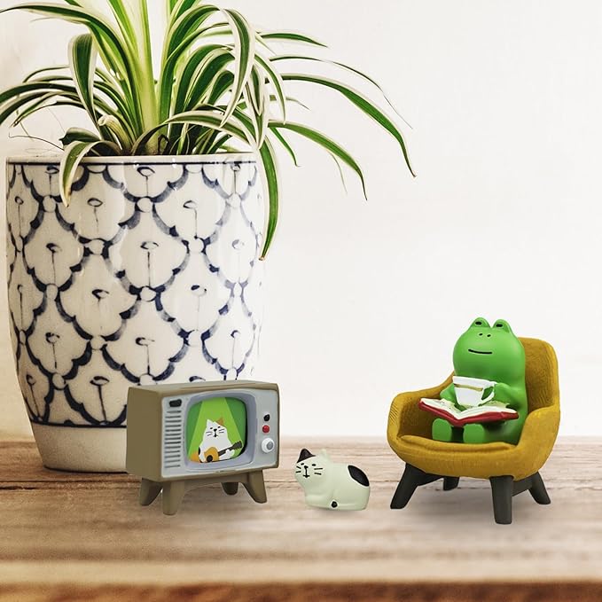 Mevodeata Cute Mini Frog and Cat Figurine with Small Sofa and TV Resin Figure for Office Home Decor Perfect Cute Frog Gift and Cat Gift