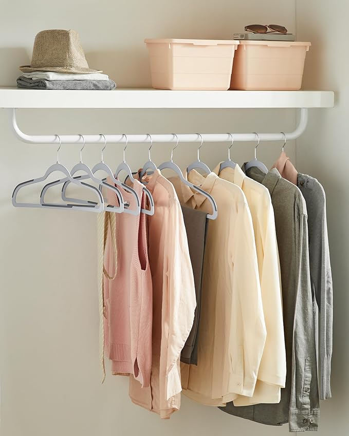 SONGMICS Cabides de Veludo, Conjunto com 50 Unidades, Cabides Antideslizantes, 0,6 cm de Espessura, Econômicos em Espaço, Ganchos Giratórios 360°, 45 cm de Comprimento, Cinza Escuro BRCRF50G