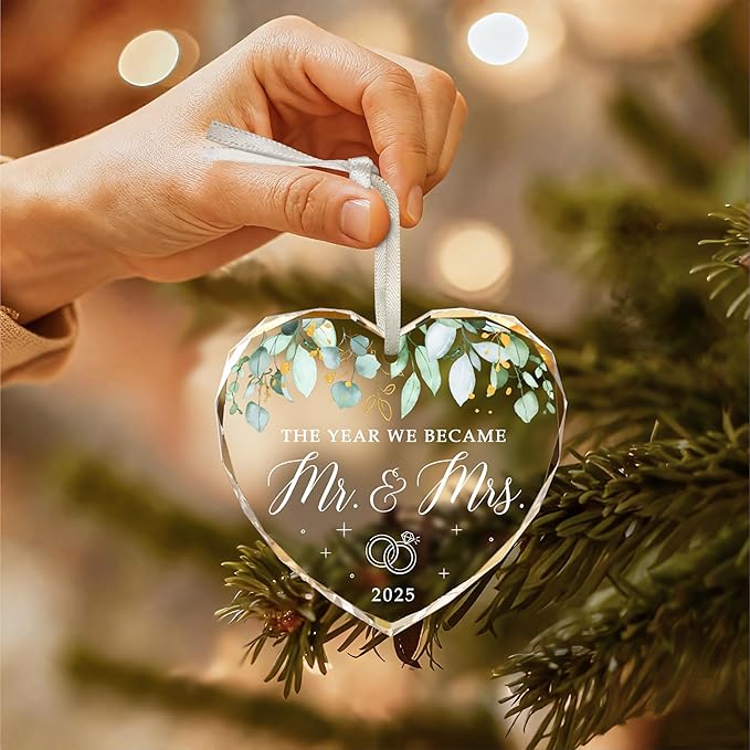 Wedding Gifts for Couples 2025, Mr and Mrs Gift, Wedding Gifts, Just Married Ornament for Newlywed Couple, Bride, Bridal Shower Gift, Crystal Glass First Christmas Married Ornament